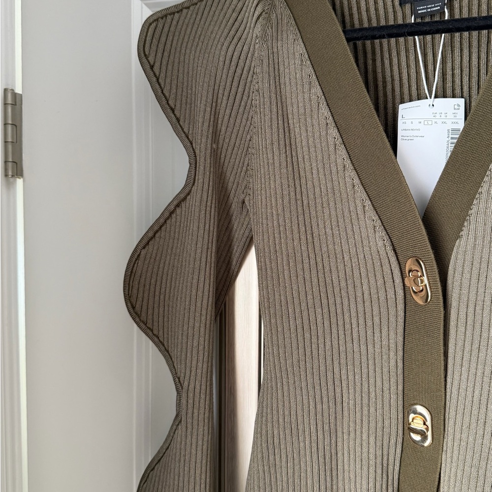 Urban Revivo Wave Sleeve V-Neck Knitted Cardigan - Picture 4 of 5